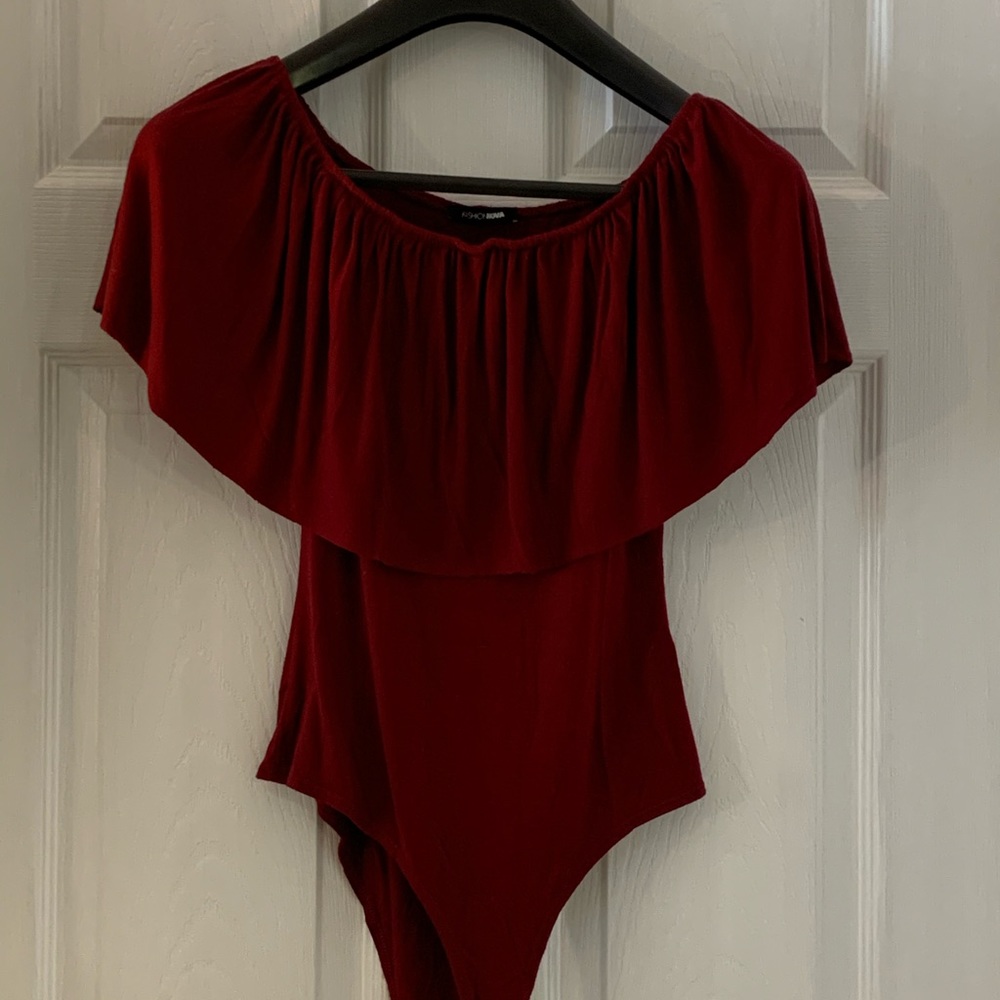 Off shoulder burgundy body suit M